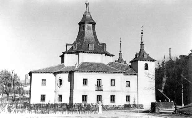 Rafael Manzano, Ermita de Nuestra Señora del Puerto, vista de conjunto, fotografía, 1956. Cartas barrocas, p. 32. 